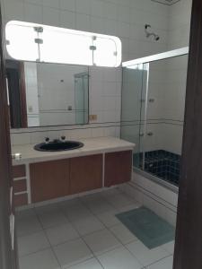 Ένα μπάνιο στο POUSADA VILLA DI GUARUJÁ