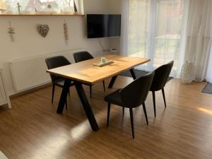 una mesa de madera y sillas en la sala de estar. en Fliegender Holländer, en Wunstorf