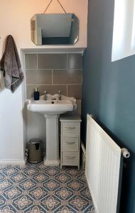 a bathroom with a sink and a mirror at Viewing Room, seaview 30 seconds from beach in Broadstairs