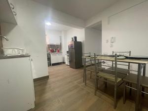 een keuken met een tafel en stoelen en een koelkast bij 15 Acogedor dpto de un ambiente en miraflores in Lima