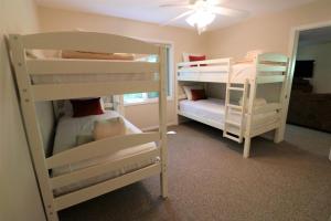 Двох'ярусне ліжко або двоярусні ліжка в номері Kingswood Hillside Home