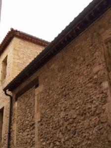 um antigo edifício de tijolos com telhado em Entre ville et canal em Narbona