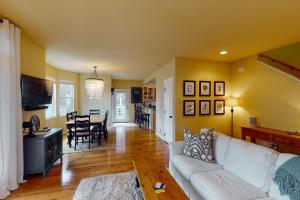 Bay View Retreat في Eastsound: غرفة معيشة مع أريكة بيضاء وطاولة