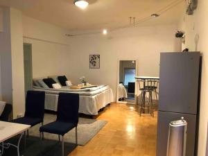 - une chambre avec un lit, une table et des chaises dans l'établissement Stylish spacious studio near centre by the sea, à Helsinki