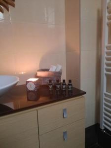een badkamer met een wastafel en een doos toiletartikelen bij Phivos Home & Garden in Messini