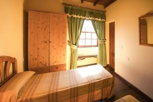 a bedroom with a bed and a window at Casa Rural Olga in El Paso