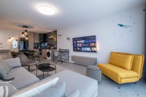 Χώρος καθιστικού στο Emirates Luxury Apartment Free Parking Terrace