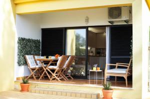un patio avec une table et des chaises sur un balcon dans l'établissement Oura 7, à Albufeira