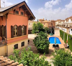 Bazén v ubytovaní APARTAMENTOS CASERIA DE COMARES alebo v jeho blízkosti