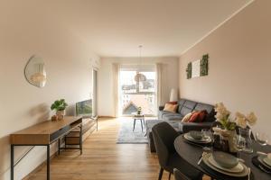 ein Wohnzimmer mit einem Sofa und einem Tisch in der Unterkunft DWELLSTAY - Modernes Apartment I 55qm I 2 Zimmer I Küche I Bad I Terrasse I TV I Netflix in Bad Hersfeld