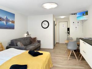 un soggiorno con letto e divano di Phoenix Studio - Haus Astral - Zermatt a Zermatt
