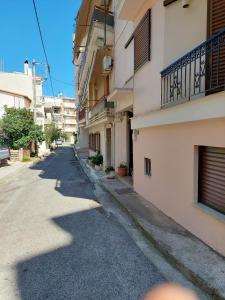 een lege straat in een steeg tussen twee gebouwen bij KARMA's HOME BY DIMITROPOULOS Thermopilon street in Aigio