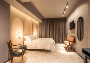 - une chambre avec un lit, un bureau et des chaises dans l'établissement Corso Vittorio B&B, à Pescara
