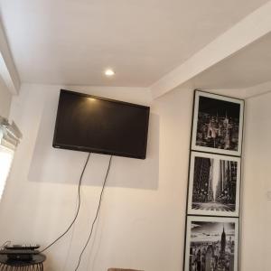 Televízia a/alebo spoločenská miestnosť v ubytovaní Studio indépendant avec terrasse-climatisation