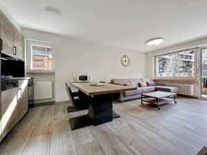 ein Wohnzimmer mit einem Tisch und einem Sofa in der Unterkunft Eagle apartment with splendid and direct view of the Matterhorn in Zermatt
