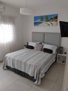 een slaapkamer met een groot bed in een witte kamer bij HARAS SANTA MARIA in Belén de Escobar