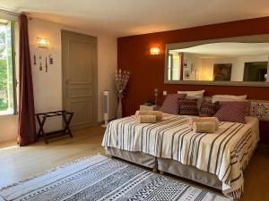 - une chambre avec un grand lit et un grand miroir dans l'établissement Château du Mauny, gîtes et chambres d'hôtes en Bourgogne, à Rosey