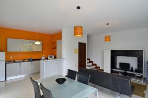 a kitchen and dining room with a table and chairs at Vilas Espírito Santo in Porto Santo