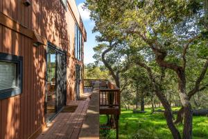 une maison avec une passerelle à côté d'un bâtiment dans l'établissement The Silver Lady, à Cambria