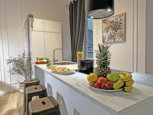 un bancone della cucina con un cesto di frutta sopra di Happy Family Apartments Rovere a Genova