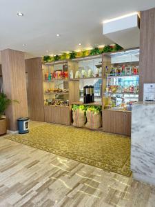 una tienda de comestibles con mucha comida y bebidas en Hotel San Francisco de Asís en Bogotá