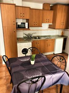 Kuchyňa alebo kuchynka v ubytovaní APARTAMENTOS CASERIA DE COMARES