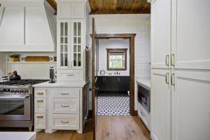 Kuchyň nebo kuchyňský kout v ubytování Grand Hideaway
