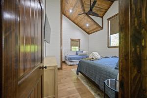 Postel nebo postele na pokoji v ubytování Grand Hideaway