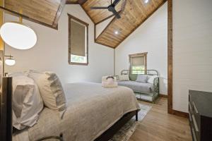 Postel nebo postele na pokoji v ubytování Grand Hideaway