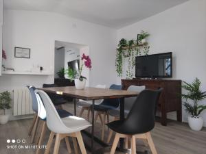 a dining room with a table and chairs at Rucanon 2 La casa del campo 4 Estrellas, Piscina y Golf in Montánchez