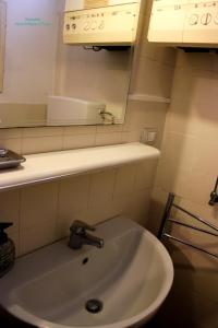 レヴァントにあるSeasideのバスルーム(洗面台、鏡付)