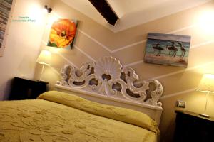 1 dormitorio con 1 cama con cabecero blanco en Seaside, en Levanto