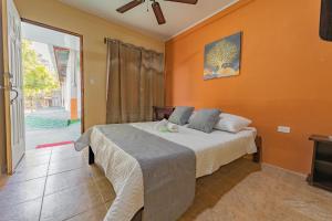 Ένα ή περισσότερα κρεβάτια σε δωμάτιο στο Hotel El Cocobolo Food&Rest Room 2 B&B WiFi AC Pkg Free Swimmingpool