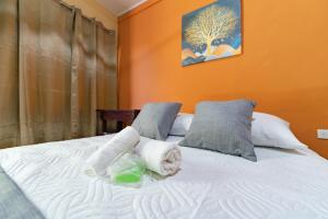 1 dormitorio con 1 cama con toallas en El Cocobolo Food&Rest Room 2 Bed and Breakfast WiFi AC Pkg gratis, 