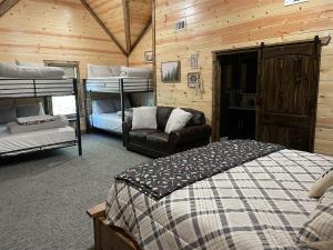ein Schlafzimmer mit Etagenbetten in einer Holzhütte in der Unterkunft Skippin` Rocks in Broken Bow