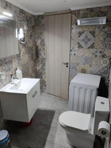 een badkamer met een toilet en een wastafel bij Kostas' House in Piraeus