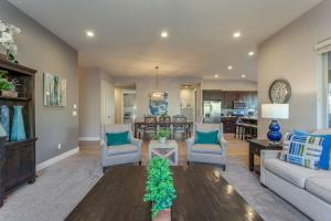 ein Wohnzimmer mit Sofa und Tisch in der Unterkunft Paradise Village 111 Private Hot Tub, Fire Pit, Nintendo Switch, Ping Pong, Pickle ball Equipment, Games, and More in Santa Clara