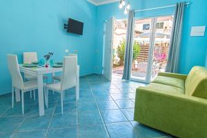 ein Wohnzimmer mit einem Tisch und einem Sofa in der Unterkunft Appartamenti Mare Portoferraio in Portoferraio