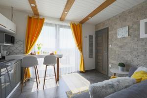 cocina y sala de estar con mesa y sillas en Lotti Residence Harmony en Balatonfüred
