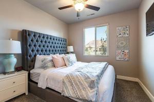 Voodi või voodid majutusasutuse Paradise Village 113 Water Park and Kids Cove, Ping Pong, XBOX 360, Games, Beautiful Mountain Views, and More toas +100 fotot