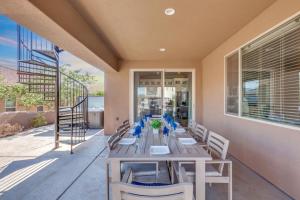 Rõdu või terrass majutusasutuses Paradise Village 113 Water Park and Kids Cove, Ping Pong, XBOX 360, Games, Beautiful Mountain Views, and More