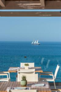 チィリヴィにあるErietta Aparthotelの遠くに船が浮かぶ海の景色