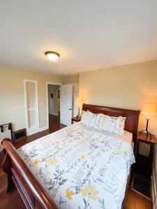 una camera da letto con un grande letto con un copriletto floreale di State Street Cottage, Suite 2 a Pullman