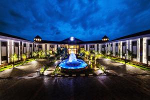 un edificio con una fuente en un patio por la noche en Imperial Plaza Hotel, Juba, en Yuba