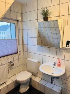 La salle de bains est pourvue de toilettes et d'un lavabo. dans l'établissement Ferienwohnung Götel, à Gladbeck