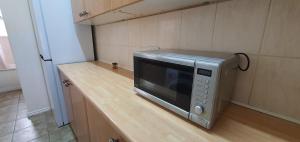 eine Mikrowelle auf einer Theke in einer Küche in der Unterkunft Coventry City House in Parkside