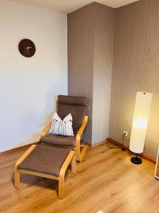 ein Wohnzimmer mit einem Stuhl und einer Lampe in der Unterkunft Ferienwohnung Götel in Gladbeck