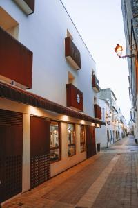 uma rua vazia em frente a um edifício em Mamma Mia Hotel Boutique - Only Adults em Tossa de Mar