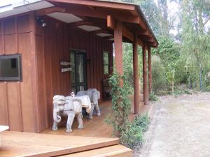 eine Veranda eines Hauses mit einer Elefanten-Statue drauf in der Unterkunft Posto Bello in North Loburn