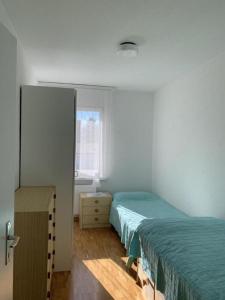 Rúm í herbergi á Sonnige 35 Zi-Ferienwohnung in Caslano